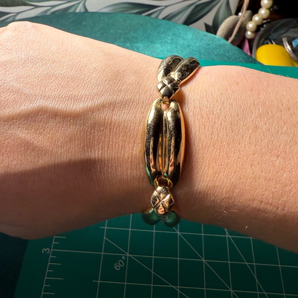 Napier Gold Tone‎ Bracelet 7 inches